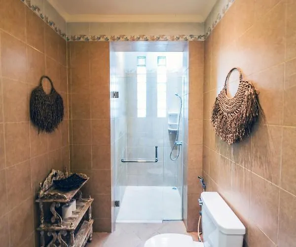 Logan - - 5 Bedroom - 3 Bathroom - Great Location Villa