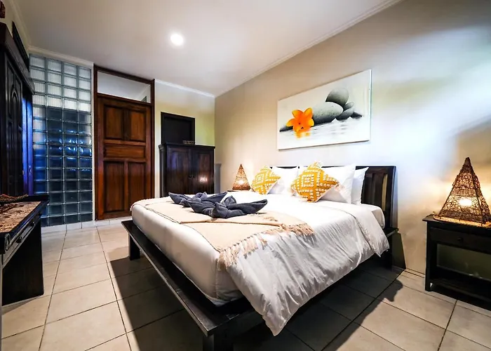 Logan - - 5 Bedroom - 3 Bathroom - Great Location Villa *
